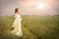 <p>Outdoor zwangerschapsfoto (in het veld) met vleugje photoshop.</p>