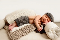 <p>Newborn baby op klein zeteltje gelegd met broekje en petje aan. Opnieuw natuurlijke kleuren (cr&egrave;me, beige, bruin).</p>